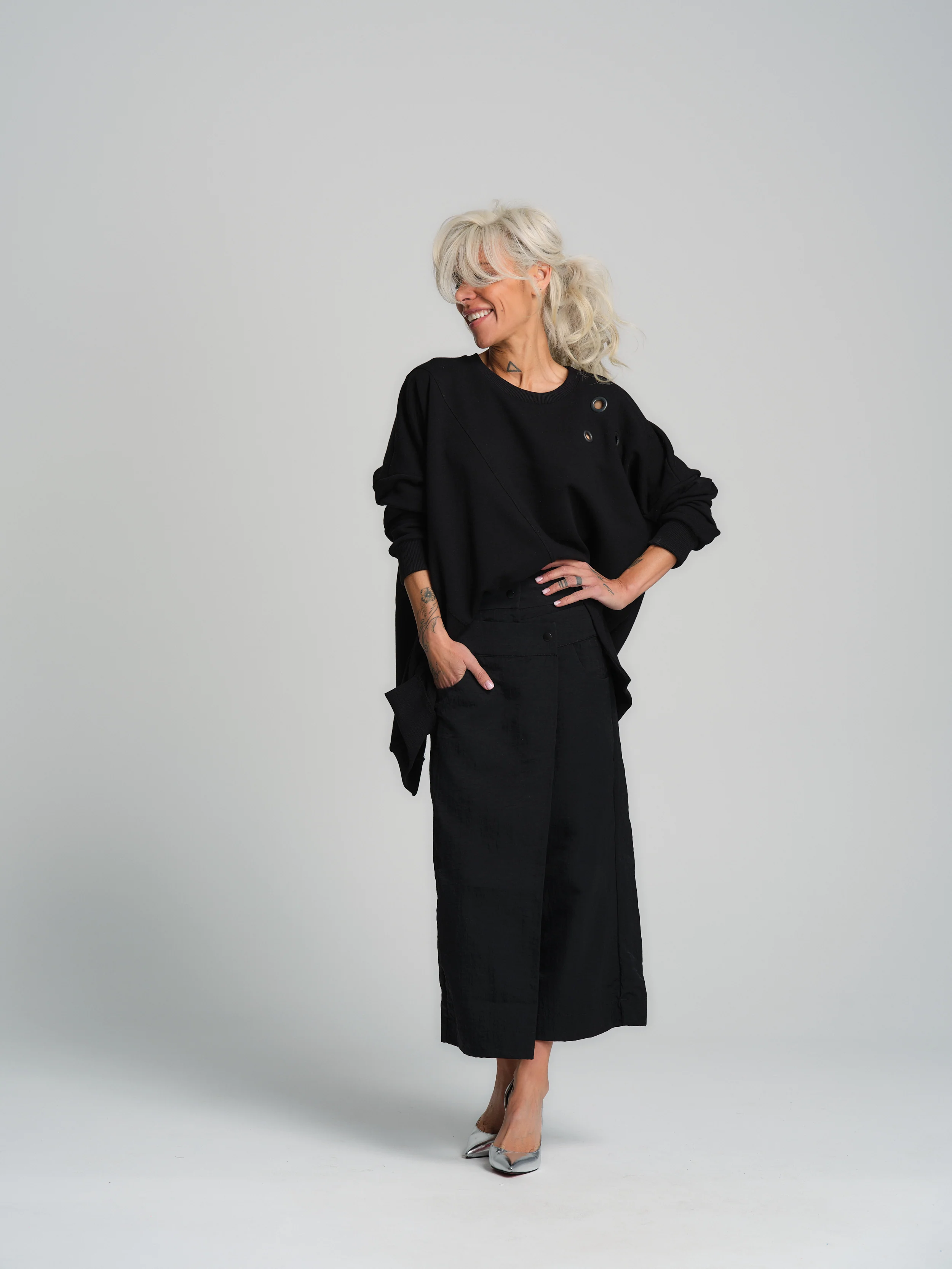 Cropped Black Barrel Pants - Image 11