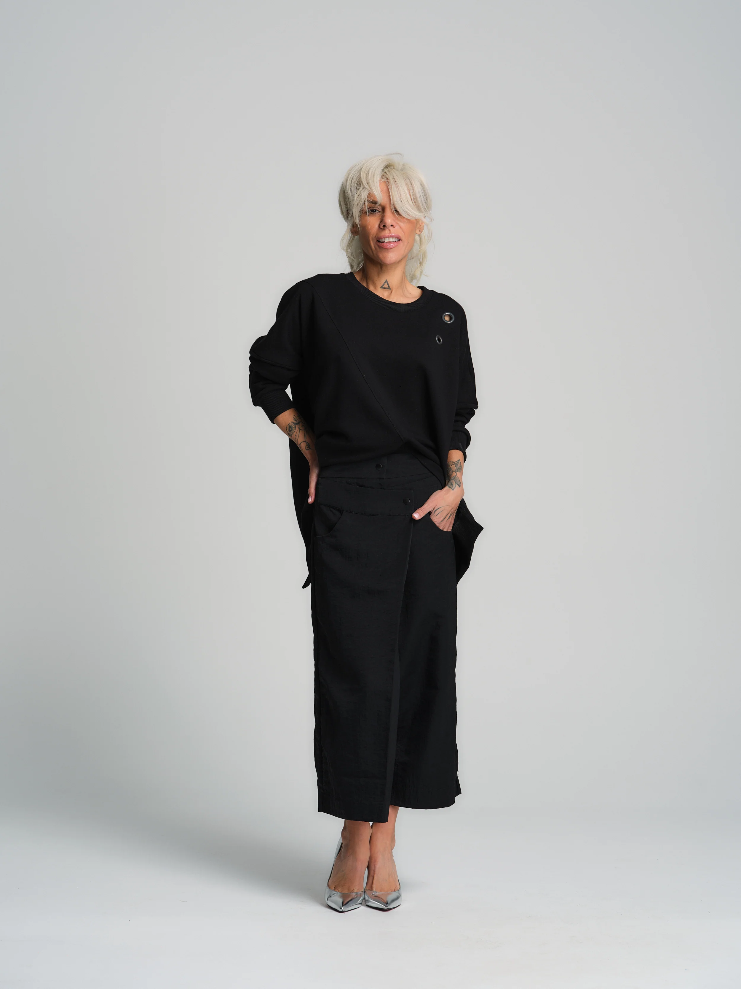 Cropped Black Barrel Pants - Image 12