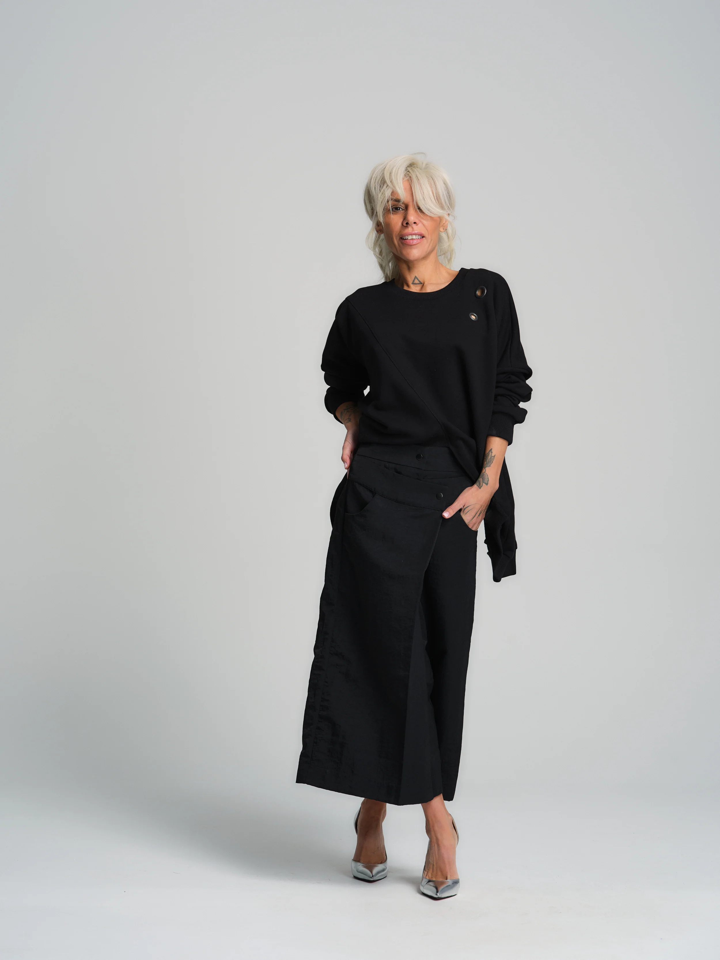 Cropped Black Barrel Pants - Image 13